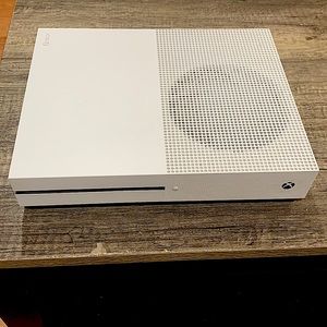 Xbox One S 500gb with a controller, and Star Wars Battlefront. Everything works